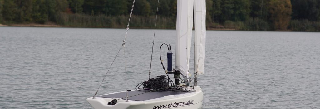 roBOOter segelt über den Langener Waldsee