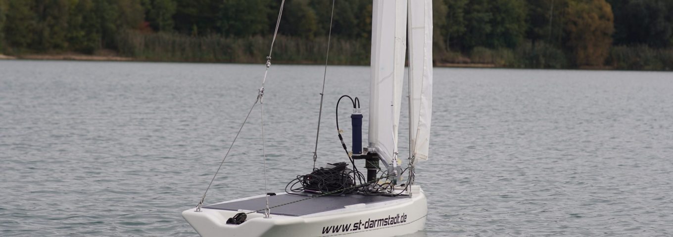 roBOOter segelt über den Langener Waldsee